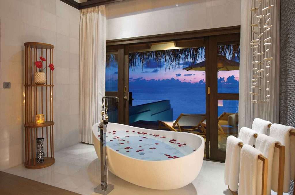 OZEN at Maadhoo - Wind Villa bath with a view