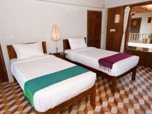 Bambu Battambang Hotel twin beds with balcony
