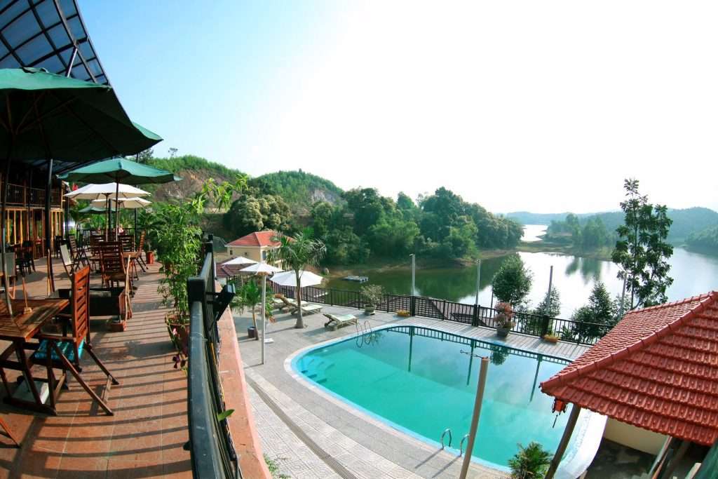 Phong Nha Lake House Resort - swimming pool and lake views