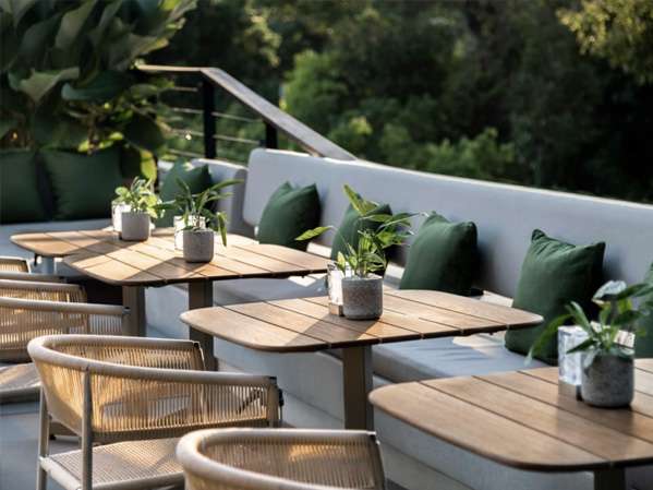 Treeline Urban Resort - outdoor dining